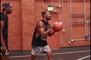 手型很标准啊！奥斯卡影帝迈克尔B乔丹与训练师练球的一天！